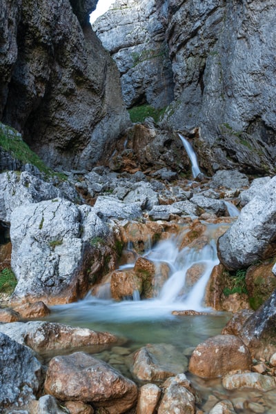 白天，水从灰色的落基山之间流过